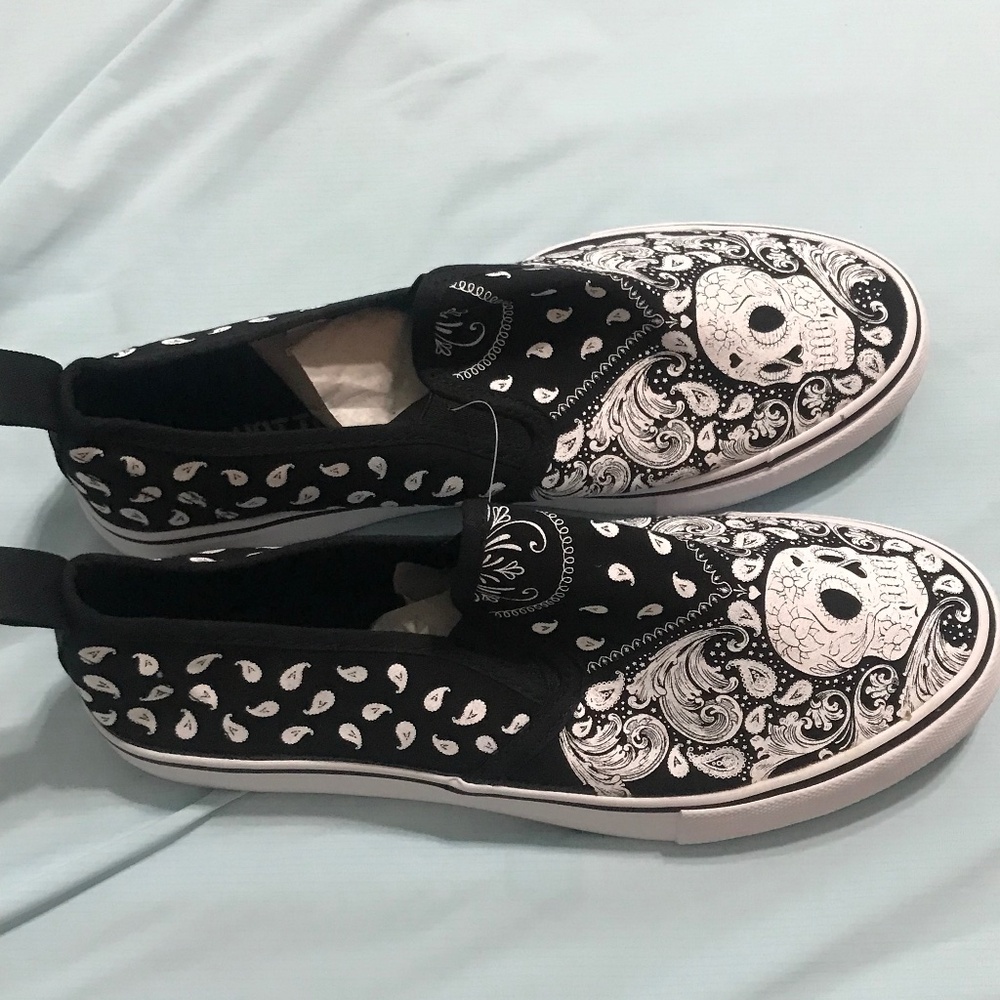 Skull throw on shoes from hot topic